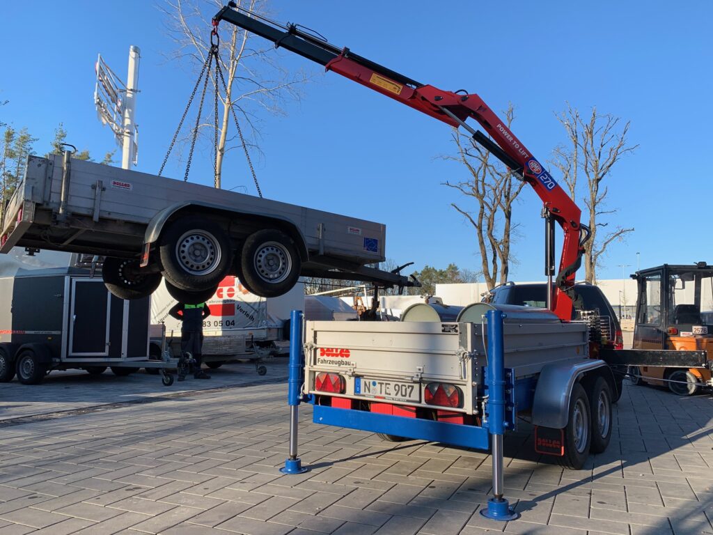 HMF trailer crane lifting