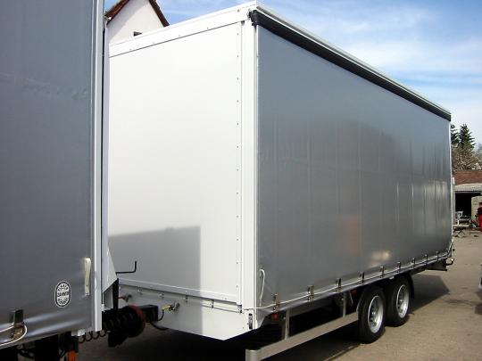 losed tarpaulin trailer with twin axle for safe transport – perfect for furniture, machinery and large goods