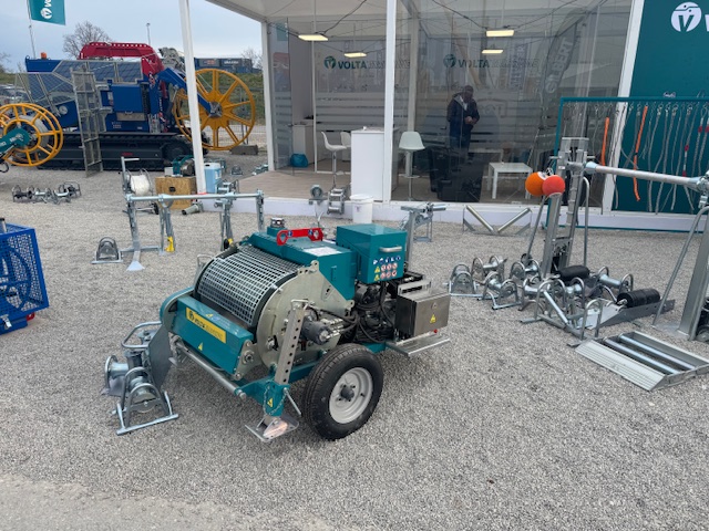 Mobile cable pulling machine trailer